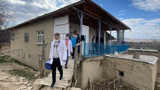 ELAZIĞ - Gönüllü doktor ve hemşirelerden kırsaldaki depremzedelere gezici sağlık hizmeti1
