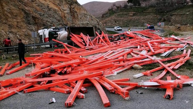 Keban'da yan yatan kamyonun sürücüsü yaralandı