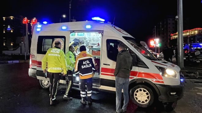 ELAZIĞ - Otomobil ile hafif ticari aracın çarpıştığı kazada 5 kişi yaralandı1