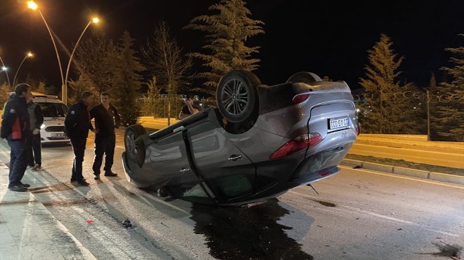 Elazığ'da refüje çarpan cip devrildi