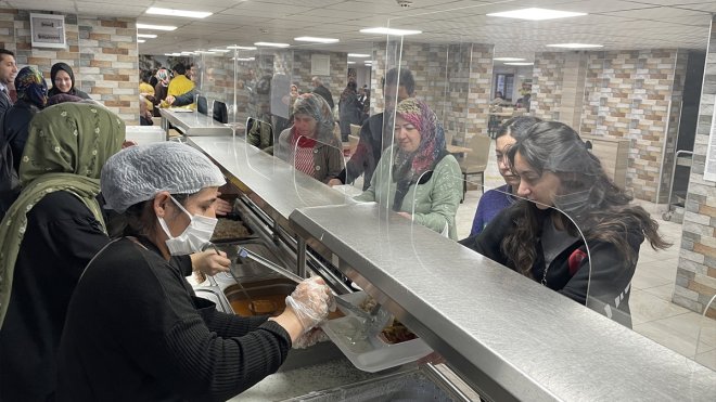 Elazığ'da yurtlarda misafir edilen depremzedeler devletin "sıcak aşıyla" iftar yapıyor