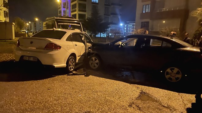 Elazığ'da iki otomobilin çarpıştığı kazada 7 kişi yaralandı