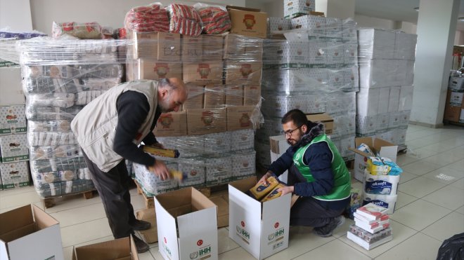 Enkazdan 41 yaralıyı çıkaran İHH gönüllüleri, depremzedelerin yaralarını da sarıyor