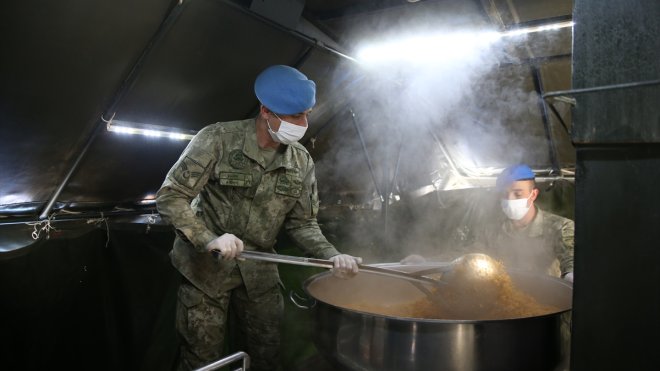 Erciyes'in "mavi berelileri" depremzedelerin yaralarını sarıyor