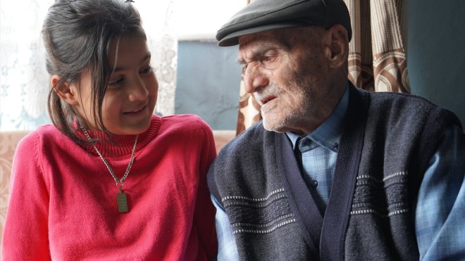 Erzincanlı 102 yaşındaki Veli dededen "zararlı alışkanlıklardan uzak durun" tavsiyesi