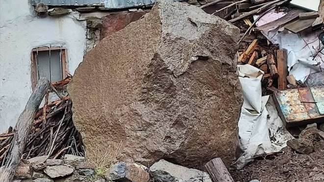 Erzincan'da dağdan kopan kaya parçaları köydeki bir eve zarar verdi