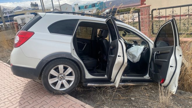 Erzincan'da duvara çarpan cipteki 4 kişi yaralandı