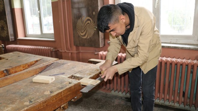 Erzincan'da meslek lisesi öğrencileri depremzede çocuklar için oyuncak üretiyor