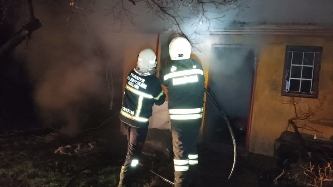 Erzincan'da depoda çıkan yangın hasara neden oldu