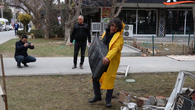 Depreme dikkati çekmek için Hatay'dan getirdiği enkaz parçalarını sergiledi