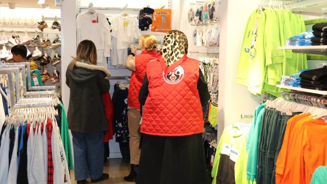 Erzincan'da gönüllü gençler kıyafetlerle depremzede çocukların yüzünü güldürüyor