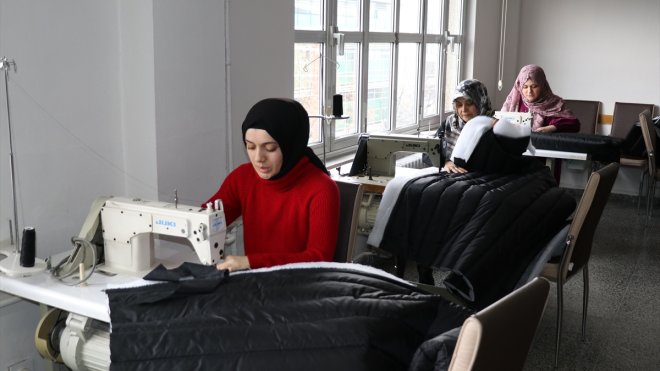 Erzincan'da gönüllüler depremzedeler için 1000 uyku tulumu dikti