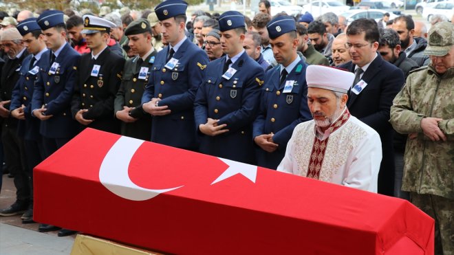 İzmir'de trafik kazasında ölen astsubayın cenazesi Erzincan'da toprağa verildi