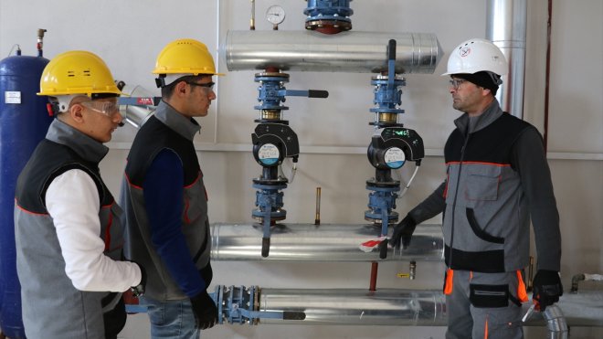 Erzincan'da okulların kalorifer bakım onarımlarını meslek liseliler yapıyor