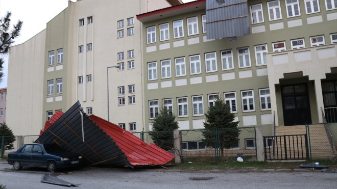 Erzincan'da şiddetli fırtına cami minaresini devirdi, çatılarda hasar oluşturdu
