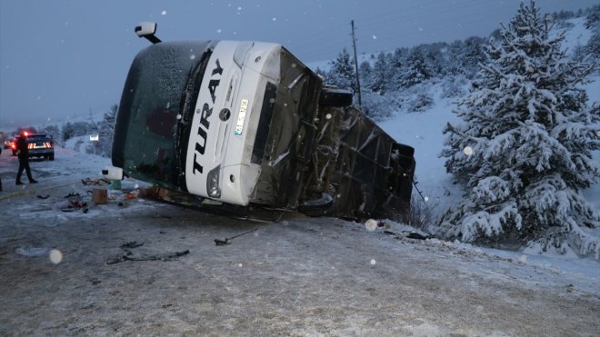 Erzincan'da yolcu otobüsü devrildi, 2 kişi öldü, 21 kişi yaralandı