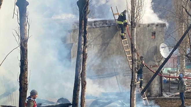 Erzurum'da 4 ev yanarak kullanılamaz hale geldi