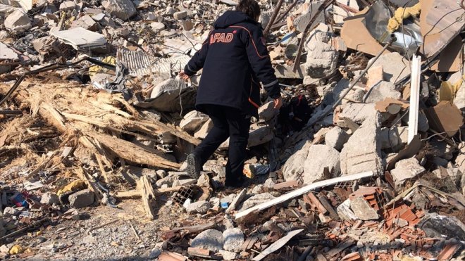 AFAD'ın kadın kahramanları, ilk görevlerinde enkaz altındakilere nefes oldu
