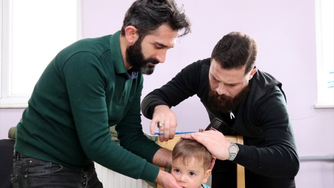 Erzurum'da afetzedelere ücretsiz kuaförlük hizmeti veriyorlar