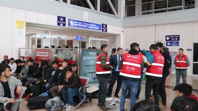 Erzurum'dan Afganistan uyruklu 136 düzensiz göçmen ülkelerine gönderildi