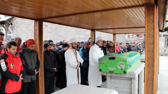 Artvin'de çığ altında kalan milli takım antrenörü dağcının cenazesi Erzurum'da toprağa verildi