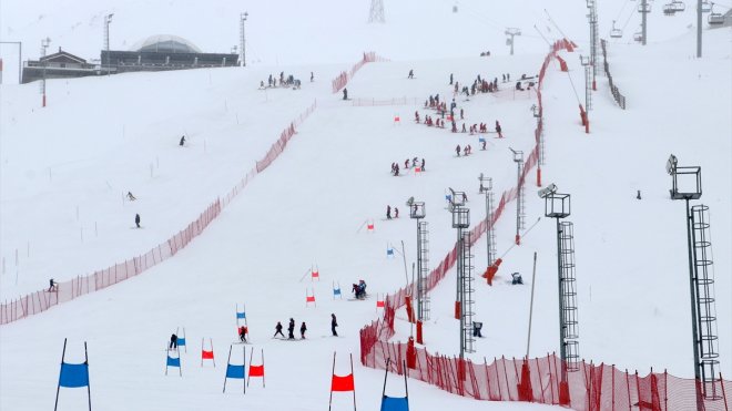 Erzurum'da çocuk kayakçılar depremlerde ölenleri andı