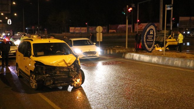 Erzurum'da iki taksinin çarpışması sonucu 3 kişi yaralandı