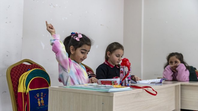 Depremzede çocuklara ailelerinin yanı başında eğitim imkanı