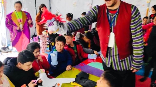 Erzurum Devleti Tiyatrosu sanatçıları depremzede çocuklarla kukla atölyesinde buluştu