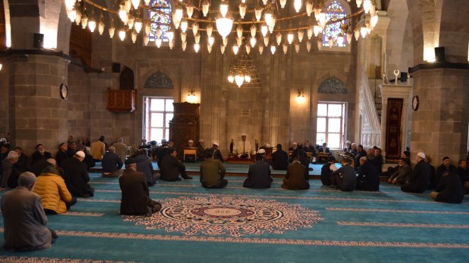 Erzurumlu hafızlar tarihi camilerde mukabele geleneğini yaşatıyor