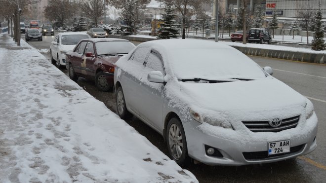 Erzurum ve Kars'ta kar yağışı etkisini artırdı