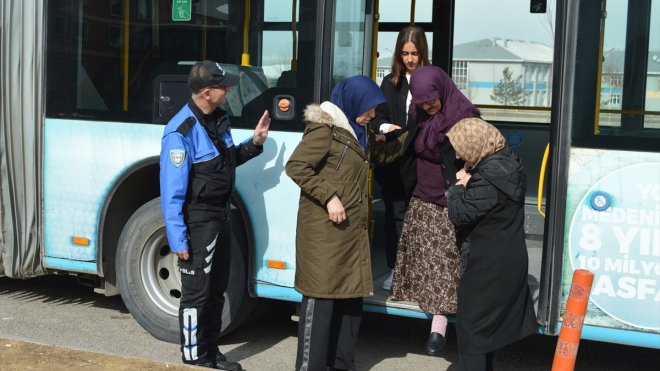Erzurum'da polis ekipleri depremzede kadınları sinemaya götürdü
