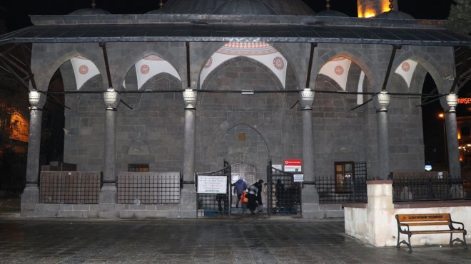 Erzurum'da tarihi camilerde hatimle teravih namazı kılınıyor