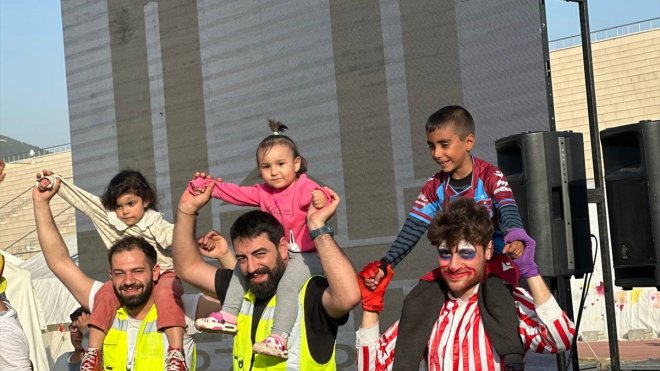 Tiyatrocular deprem bölgesinde oyunlarıyla çocuklarda afetin izini silmeye çalışıyor