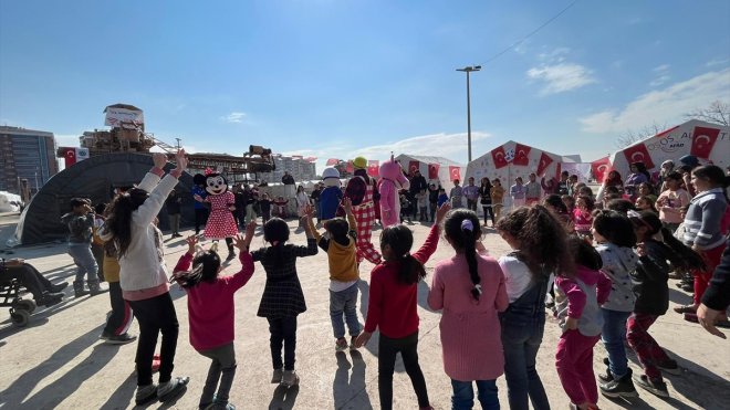 Erzurumlu tiyatro topluluğu Malatya ve Adıyaman'da depremzede çocukların yüzünü güldürüyor