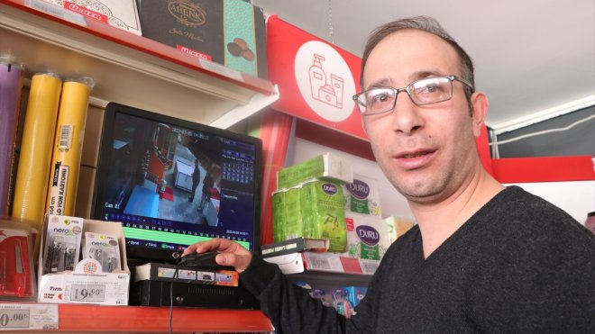 Fırtınanın devirdiği kapı girişindeki market dolabının altında kalmaktan "kıl payı" kurtuldular