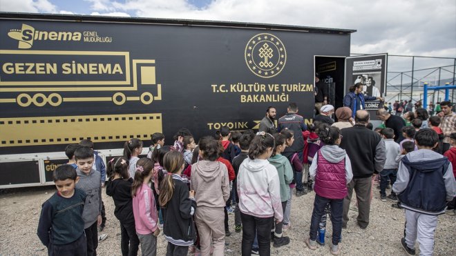"Gezen Sinema", Malatya'da depremzede çocukları ağırlıyor