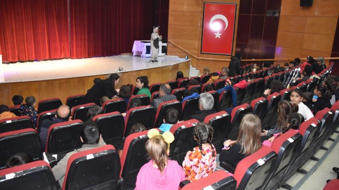 Hakkari'de çocuklar, "Uğur Böceği ve Kara Kedi" tiyatro oyunuyla eğlendi