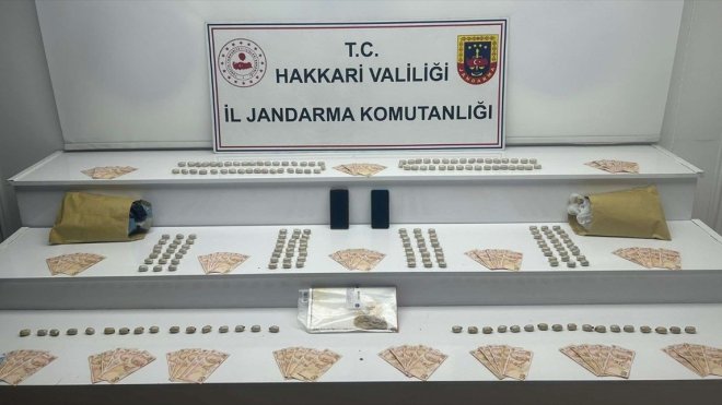 Hakkari'de kapsüller halindeki bir kilogram eroini yutan 2 şüpheli yakalandı