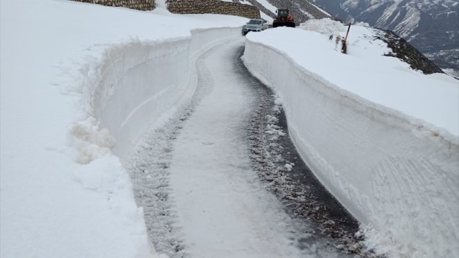 Hakkari'de üs bölgesi yolunda 4 metreyi bulan karla mücadele