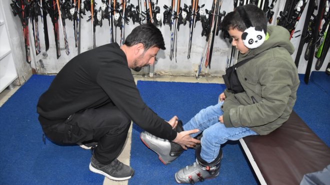 Hakkari ve Muş'a yerleştirilen depremzedeler kayak etkinliğiyle moral buldu
