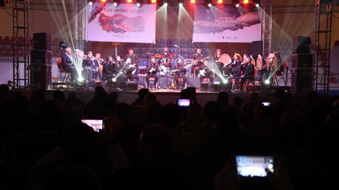 Hakkari'de depremzedelerin yararına 'dayanışma konseri' düzenlendi