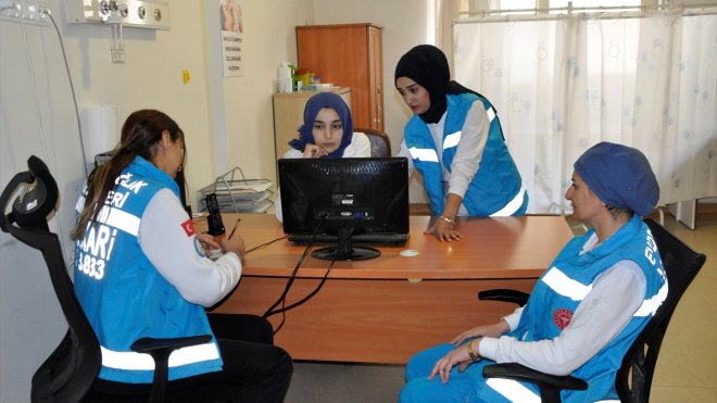 Kadın sağlıkçılar, Irak sınırındaki köylerde hastalara evde hizmet veriyor