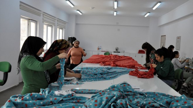 Muş ve Hakkari'de kadınlar depremzedeler için battaniye üretiyor