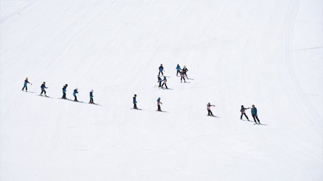 Hakkari'deki kayak merkezi ilkbaharda da kayakseverlerin hizmetinde