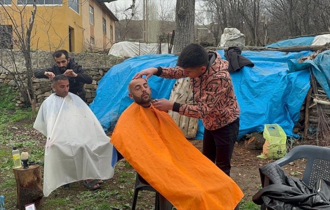 Şemdinli'de kuaför adayları köydeki engelli, yaşlı ve çocukları tıraş etti