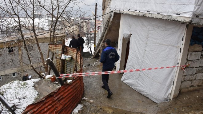 Hakkari'de toprak kayması sonucu 3 ev tahliye edildi