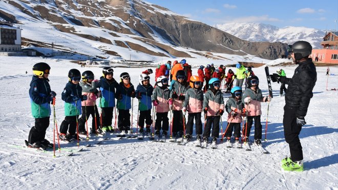 Hakkarili çocuklar, 'Altyapı Gelişim Projesi' ile kayak öğreniyor