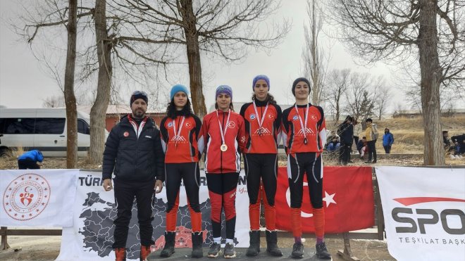 Hakkarili sporcular kayaklı koşu yarışmasından 26 madalya ile döndü