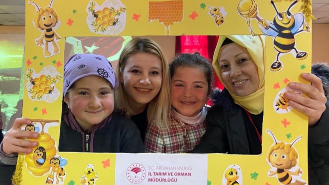 Hanak'ta öğrencilere, "Arılar varsa yarınlar var" projesi anlatıldı